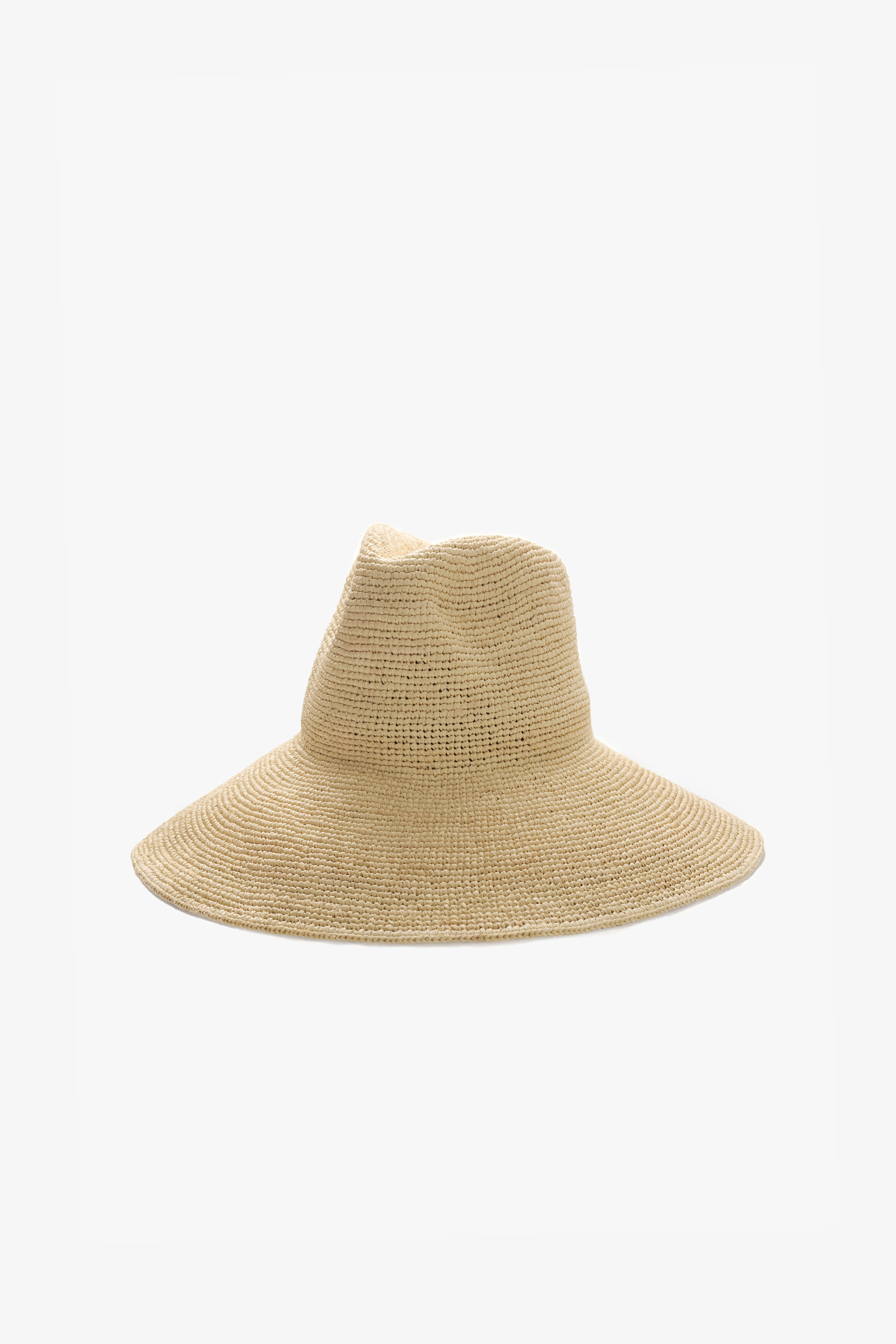 Kapelusz z rafii typu fedora z szerokim opadającym rondem