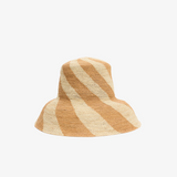 Letni kapelusz typu bucket PENICHE. Wykonany z naturalnej słomy. Kolor pomarańczowo beżowy, z motywem spirali. 