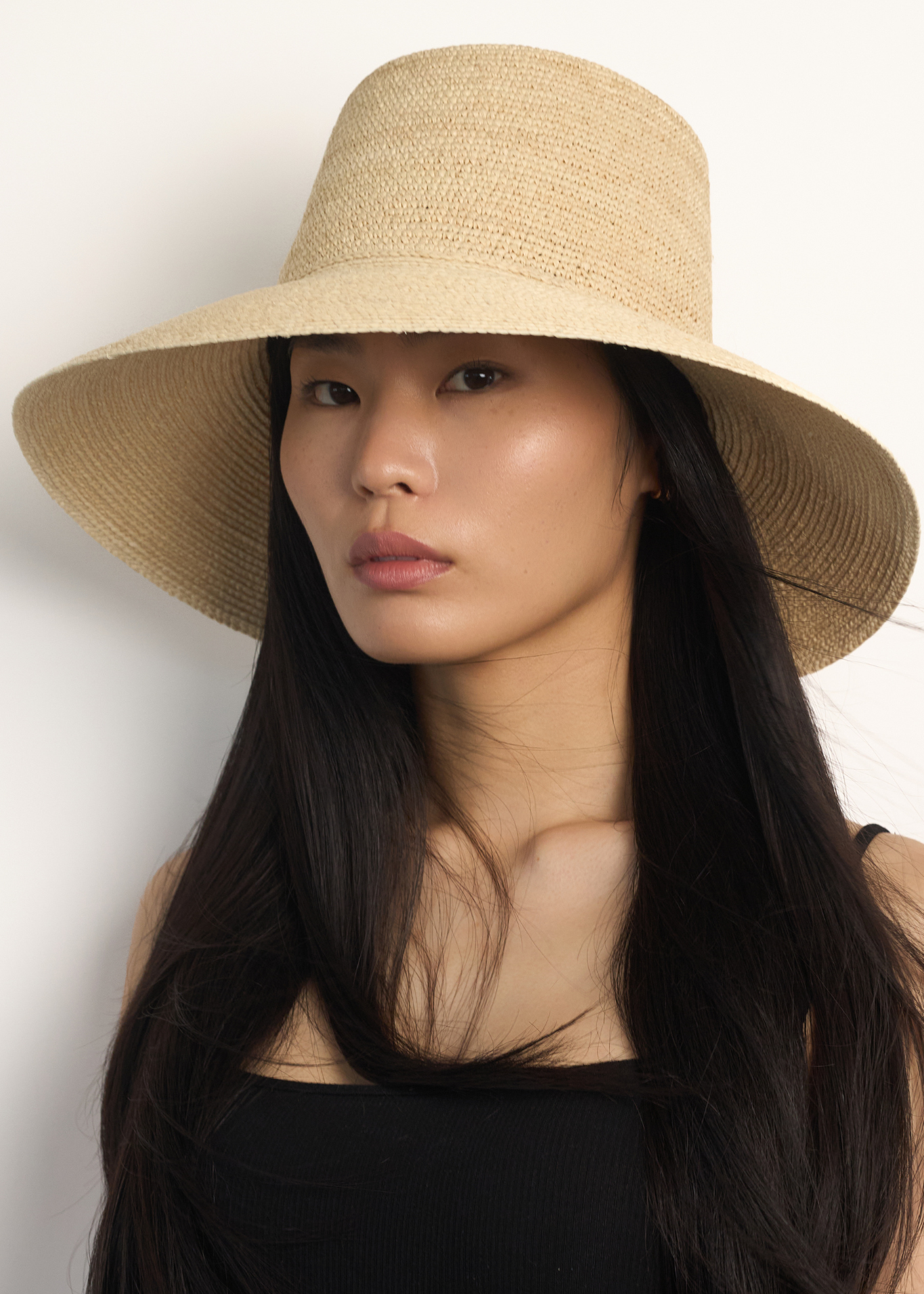 Letni kapelusz typu bucket z dłuższym rondem