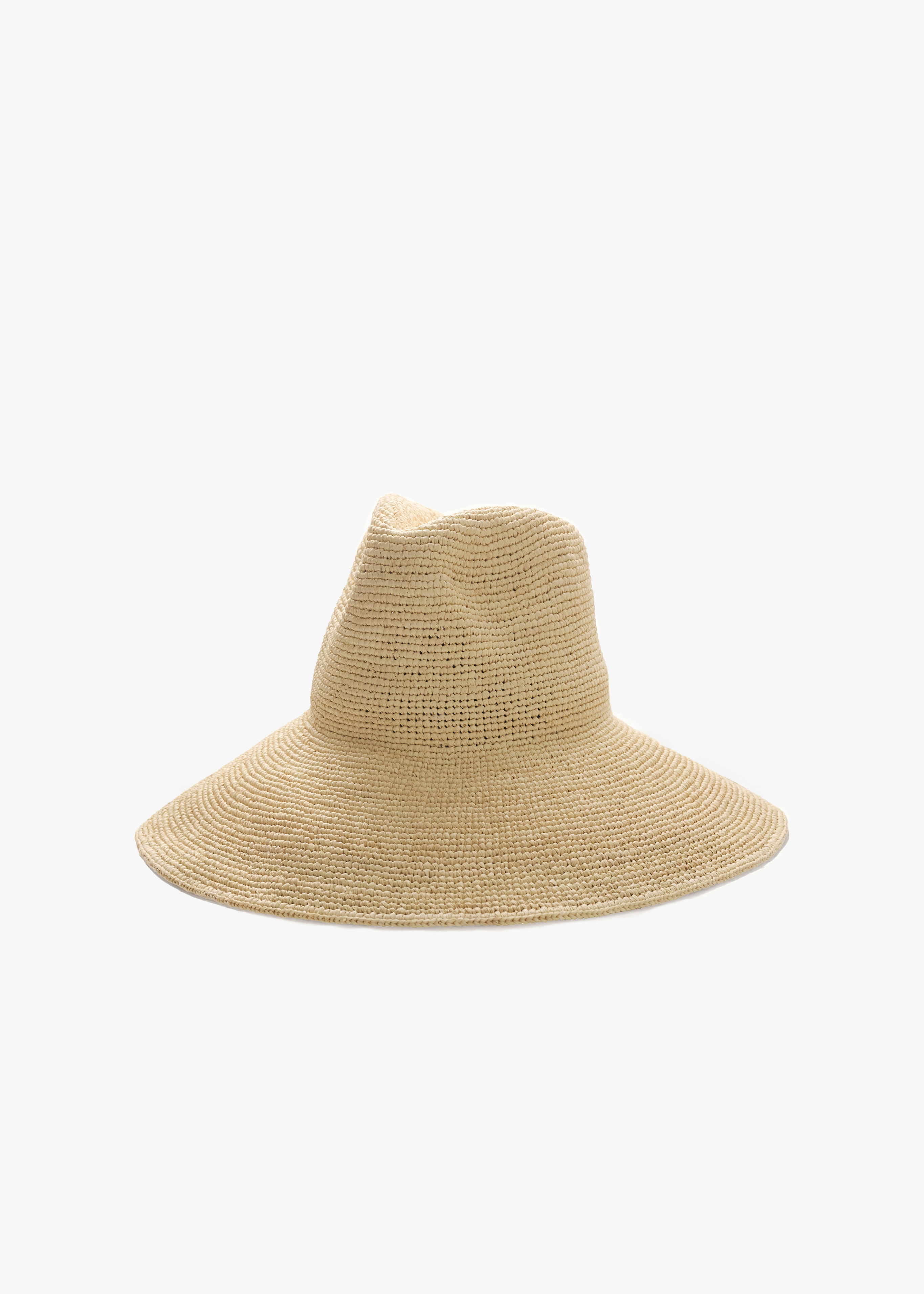Kapelusz z rafii typu fedora z szerokim opadającym rondem