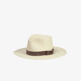 Kremowy kapelusz panamski ze skórzanym paskiem w kolorze mocca