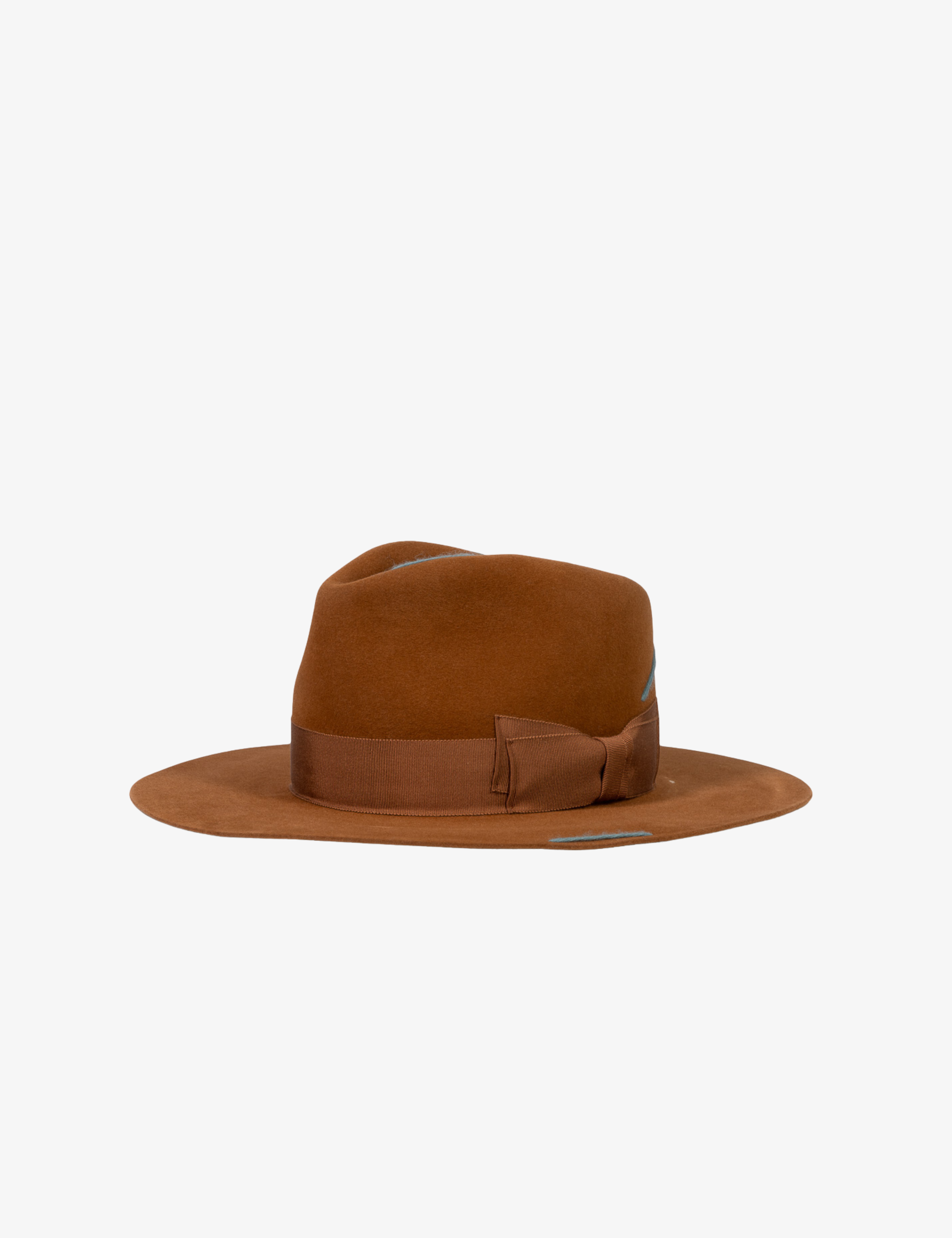 Karmelowy kapelusz filcowy z tonalną wstążką, kokardą i przeszyciami w kolorze niebieskim