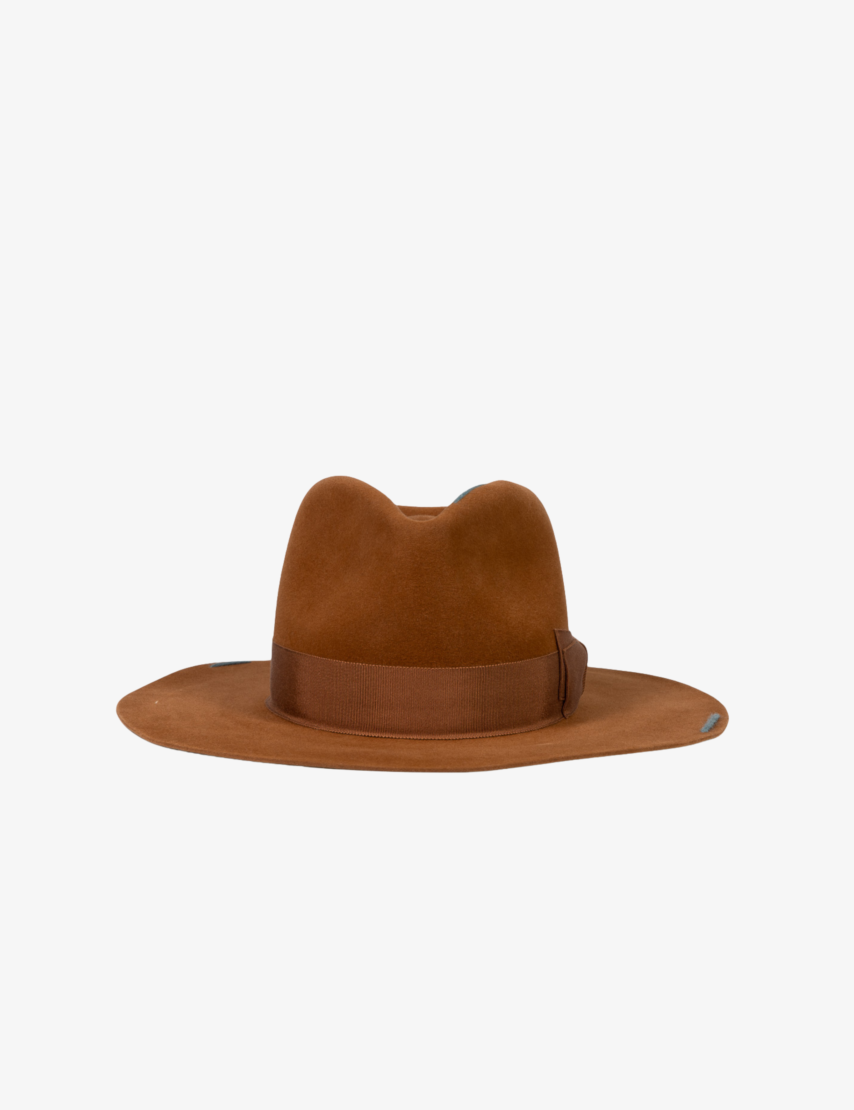 Karmelowy kapelusz filcowy z tonalną wstążką, kokardą i przeszyciami w kolorze niebieskim