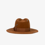 Karmelowy kapelusz filcowy z tonalną wstążką, kokardą i przeszyciami w kolorze niebieskim