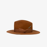 Karmelowy kapelusz filcowy z tonalną wstążką, kokardą i przeszyciami w kolorze niebieskim