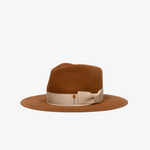 Filcowy kapelusz w kolorze karmelowym ozdobiony jasną wstążką w haftowane róże