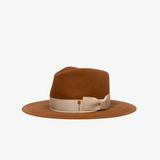 Filcowy kapelusz w kolorze karmelowym ozdobiony jasną wstążką w haftowane róże