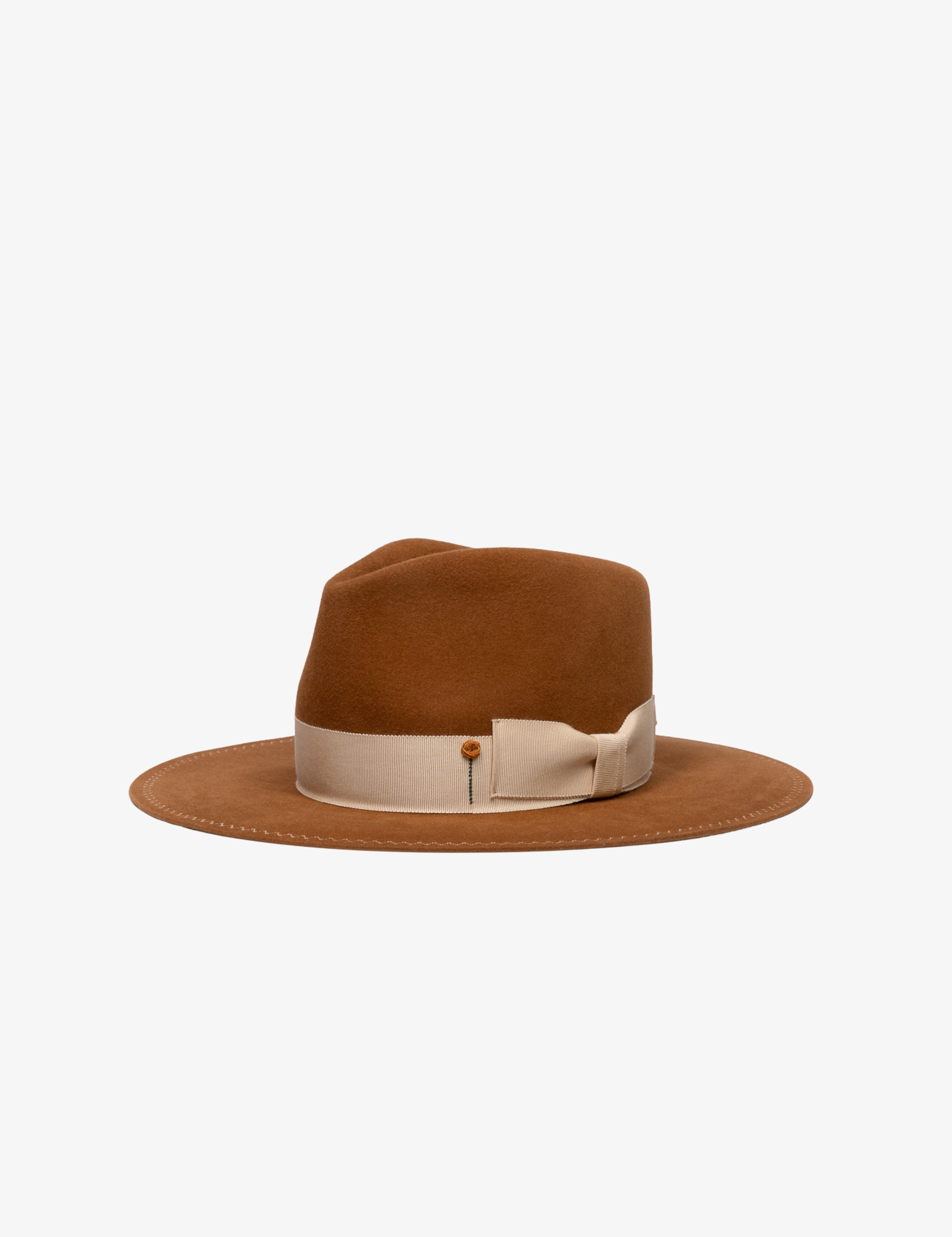 Filcowy kapelusz w kolorze karmelowym ozdobiony jasną wstążką w haftowane róże