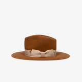 Filcowy kapelusz w kolorze karmelowym ozdobiony jasną wstążką w haftowane róże