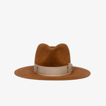 Filcowy kapelusz w kolorze karmelowym ozdobiony jasną wstążką w haftowane róże