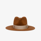 Filcowy kapelusz w kolorze karmelowym ozdobiony jasną wstążką w haftowane róże