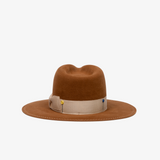 Filcowy kapelusz w kolorze karmelowym ozdobiony jasną wstążką w haftowane róże