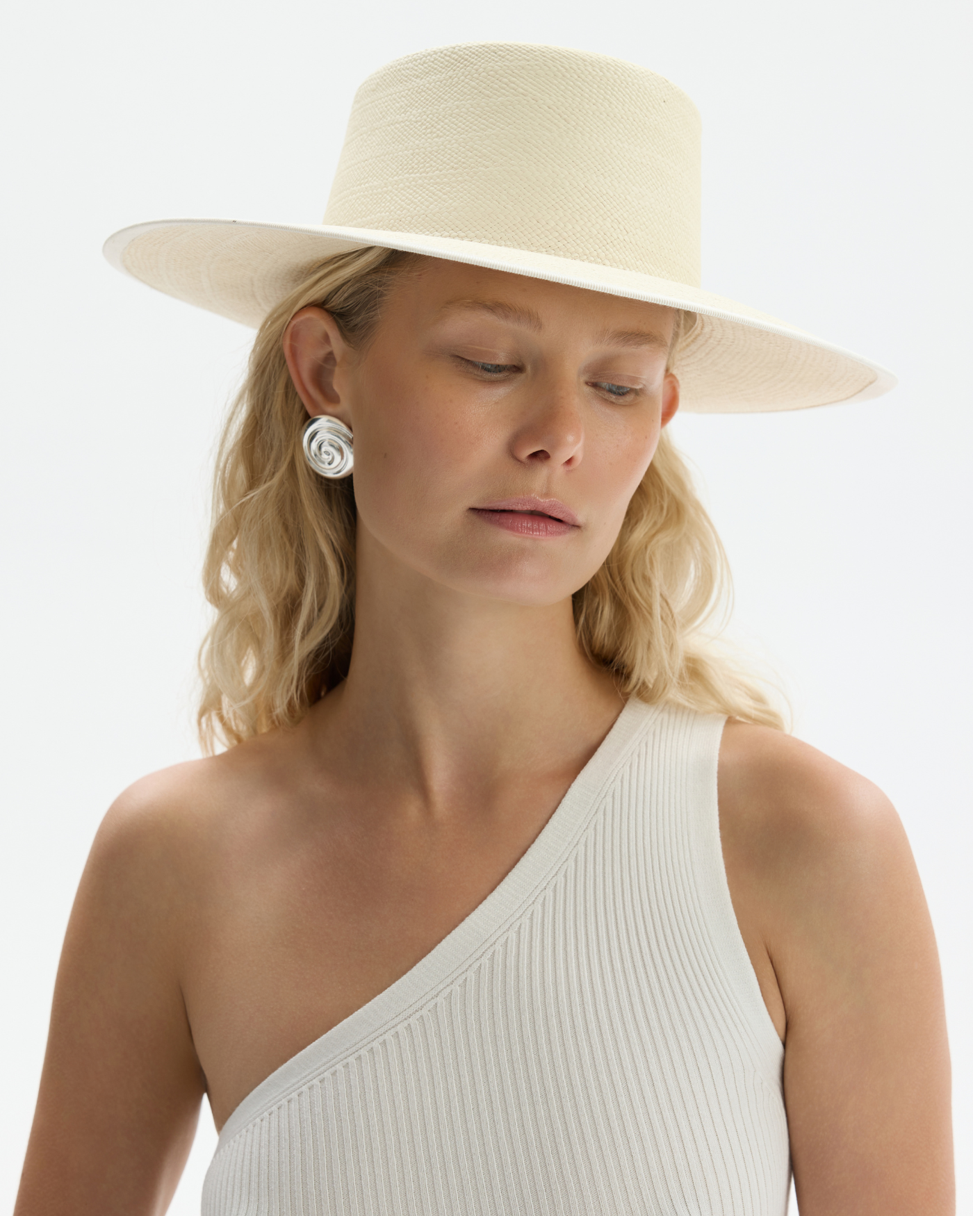 Kapelusz Lauren z naturalnej trawy toquilla w kolorze naturalnym