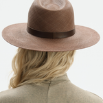 Kapelusz panamski ze skórzanym  paskiem w kolorze karmelowym