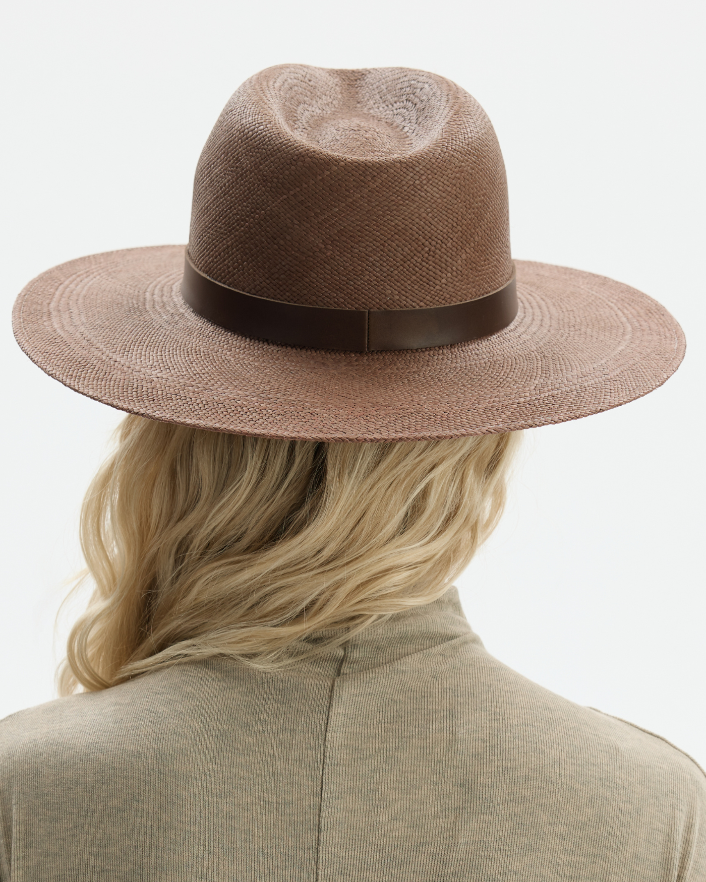 Kapelusz panamski ze skórzanym  paskiem w kolorze karmelowym