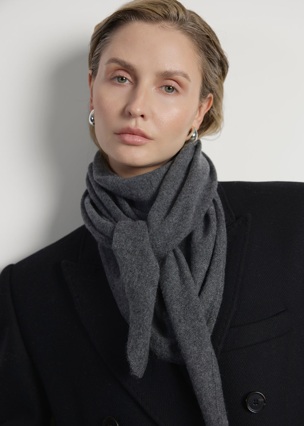 Chusta z wełny merino i kaszmiru w kolorze szarym zawiązana pod szyją