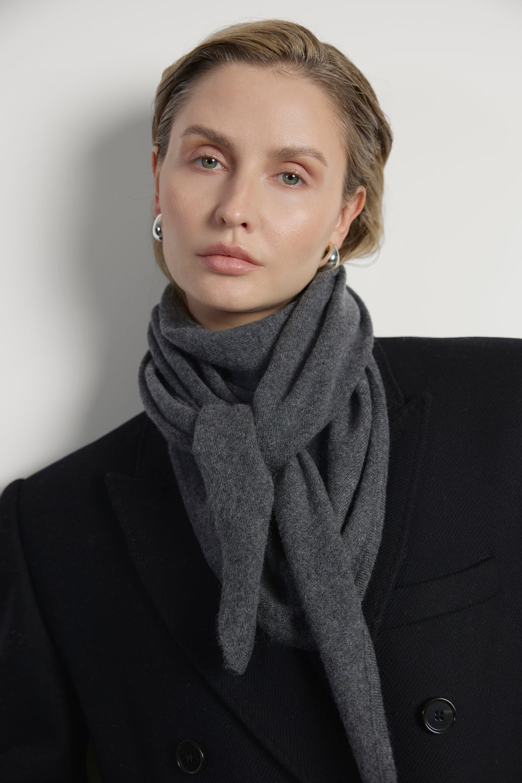Chusta z wełny merino i kaszmiru w kolorze szarym zawiązana pod szyją
