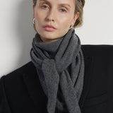 Chusta z wełny merino i kaszmiru w kolorze szarym zawiązana pod szyją