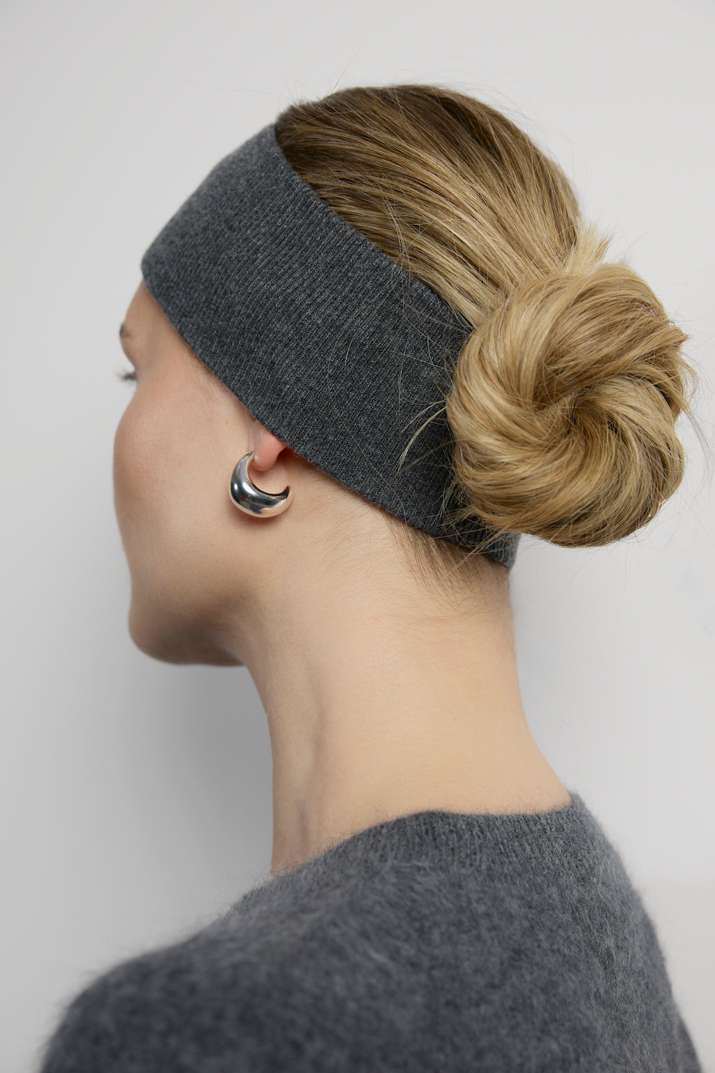 Prążkowana opaska z wełny merino i kaszmiru w kolorze szarym