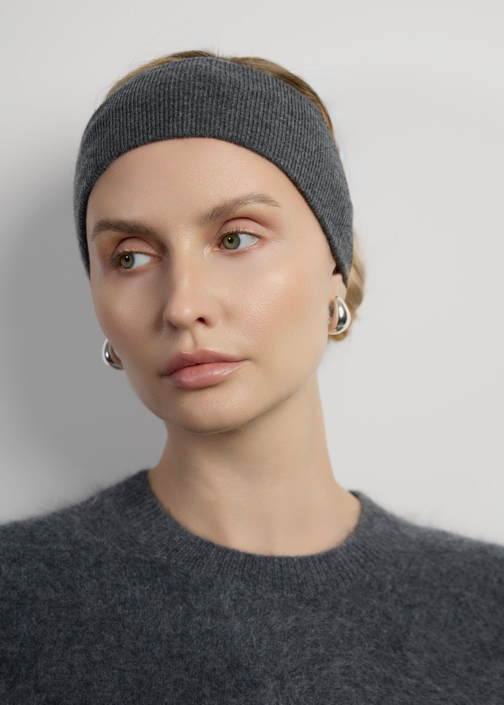 Prążkowana opaska z wełny merino i kaszmiru w kolorze szarym