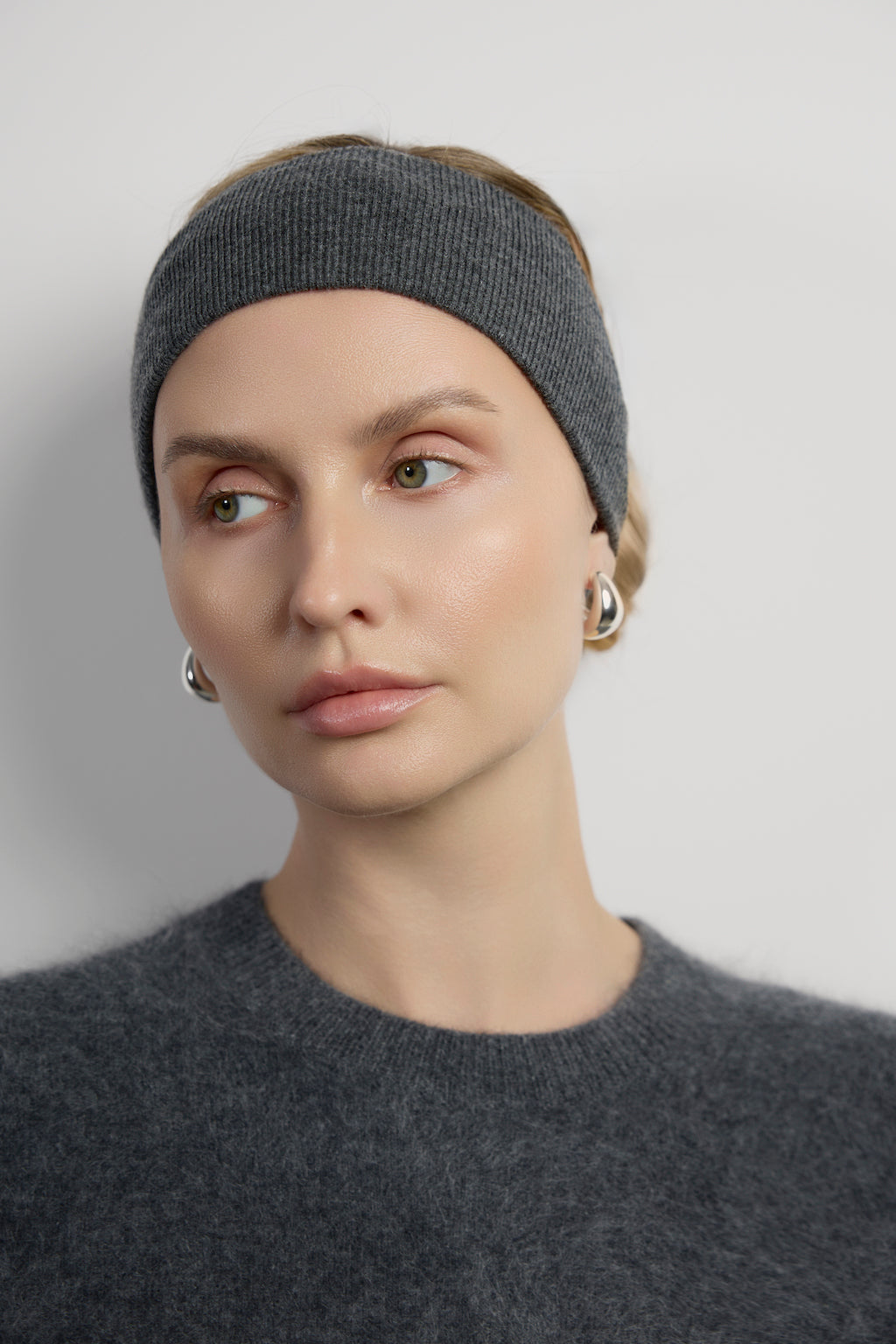 Prążkowana opaska z wełny merino i kaszmiru w kolorze szarym