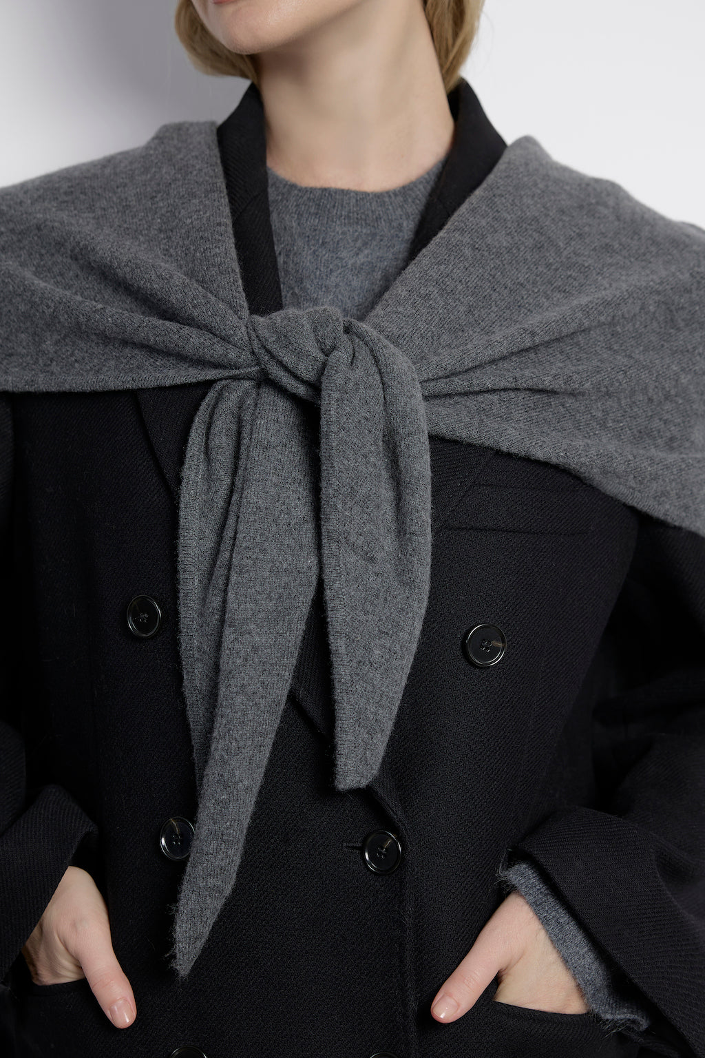 Chusta z wełny merino i kaszmiru w kolorze szarym