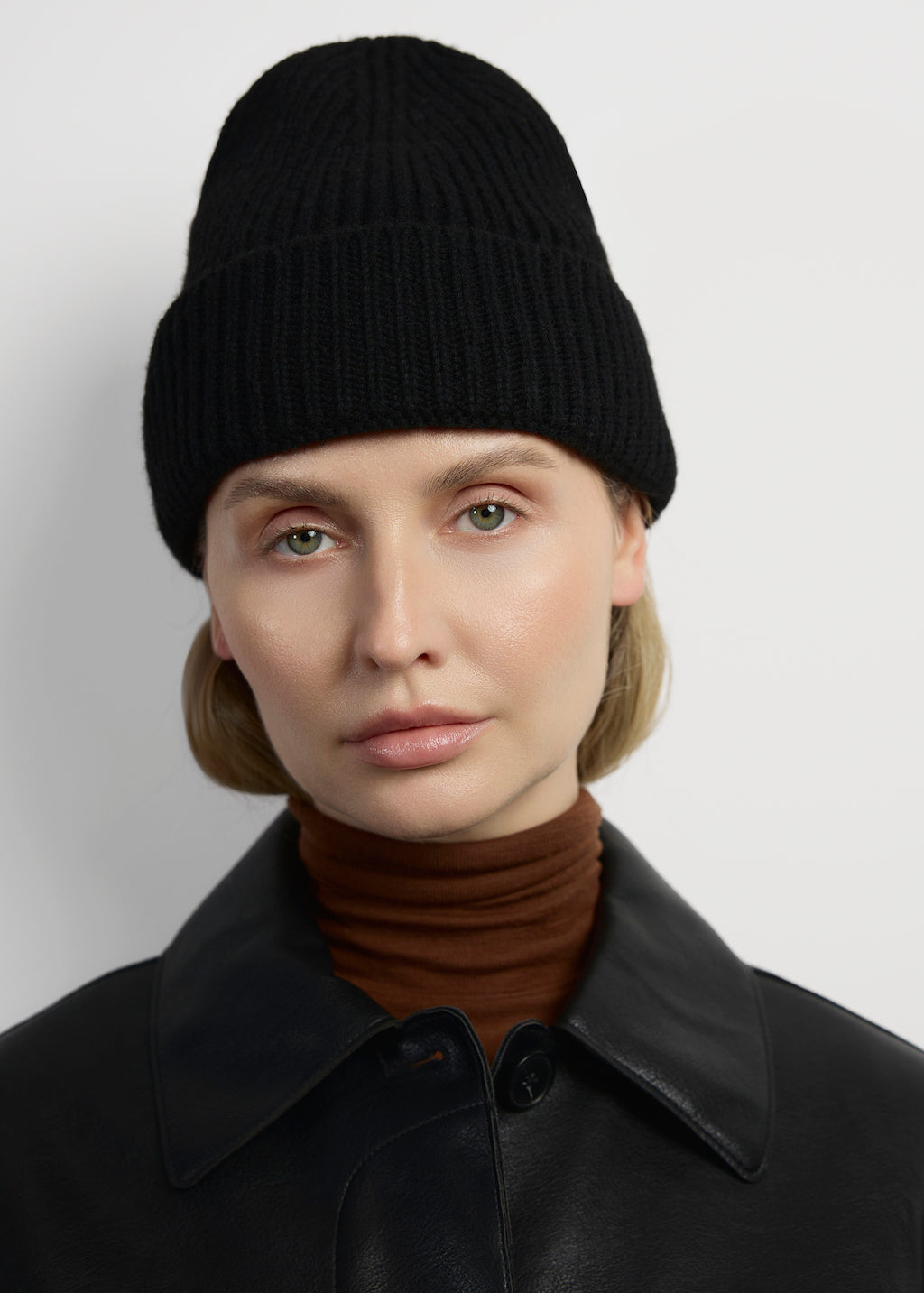 Czarna czapka z wełny jaka