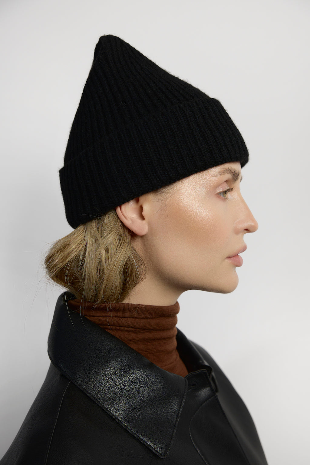 Czarna czapka z wełny jaka