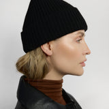 Czarna czapka z wełny jaka