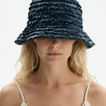 Granatowy bucket z naturalnej rafii z efektem frędzli