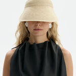 Daszek z naturalnej rafii wykończony skórą caviar w kolorze naturalnym