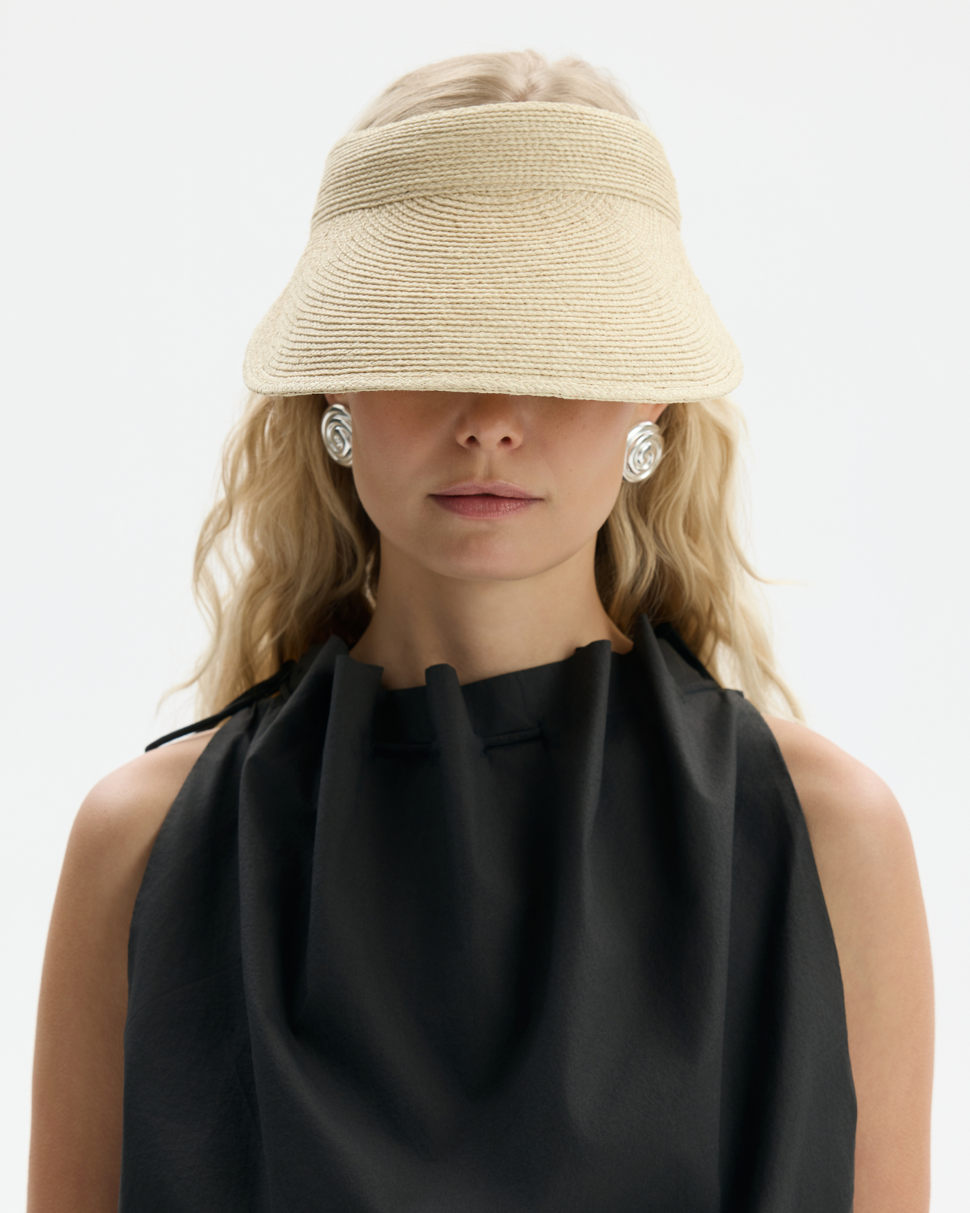 Daszek z naturalnej rafii wykończony skórą caviar w kolorze naturalnym