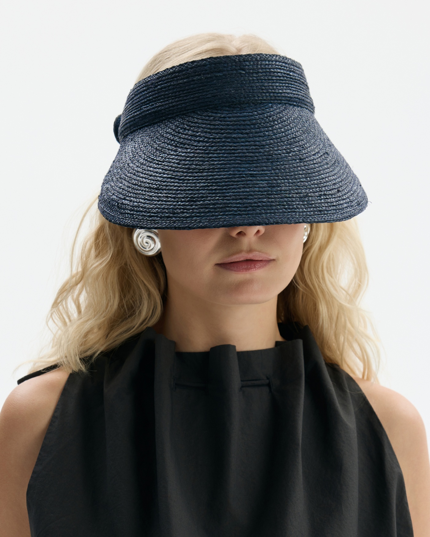 Daszek z naturalnej rafii i skóry caviar w kolorze granatowym