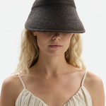 Daszek z naturalnej rafii wykończony skórą caviar w kolorze czekoladowym