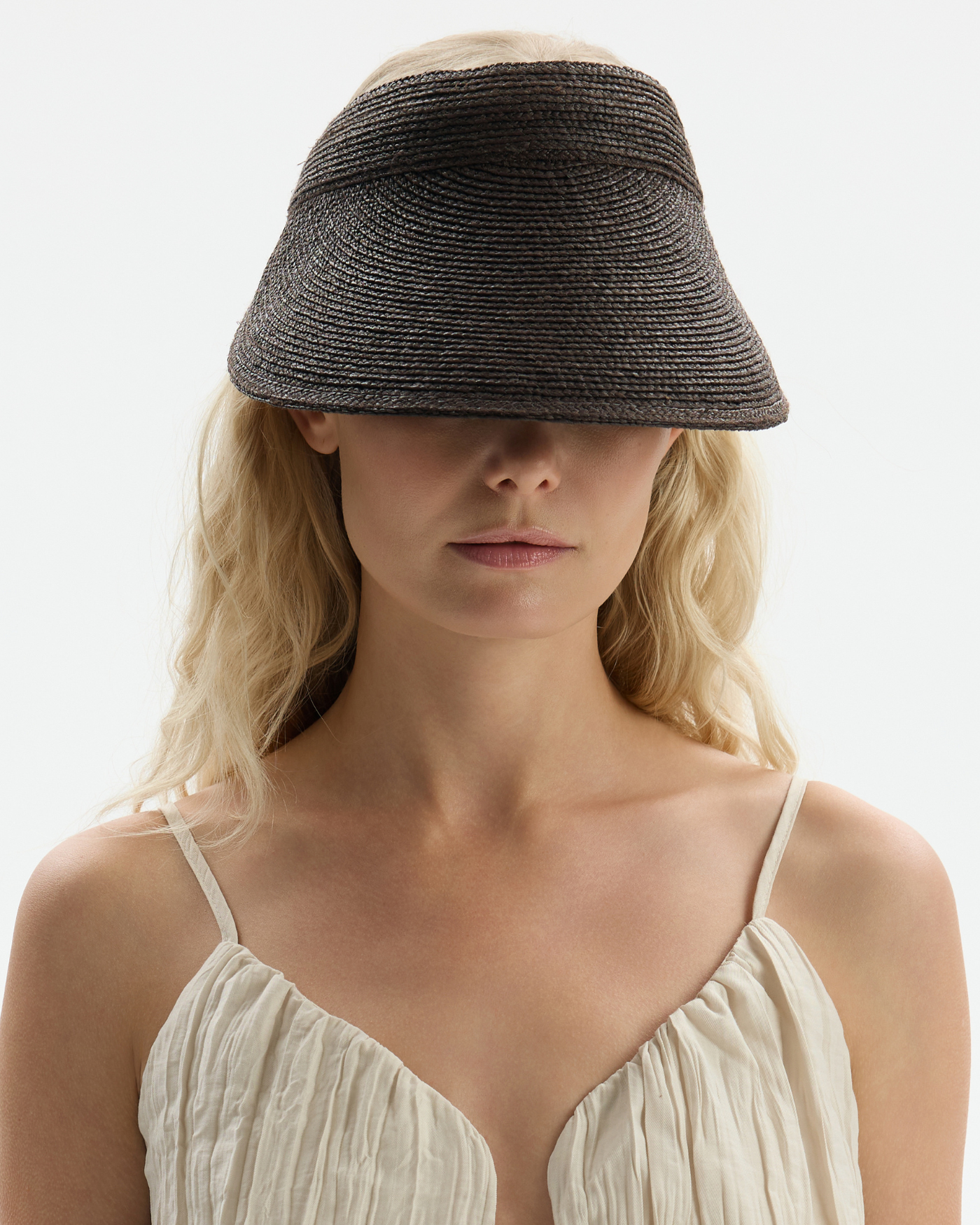 Daszek z naturalnej rafii wykończony skórą caviar w kolorze czekoladowym