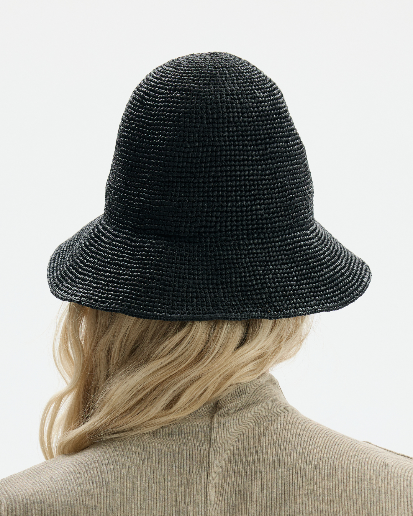 Bucket z naturalnej rafii w kolorze czarnym