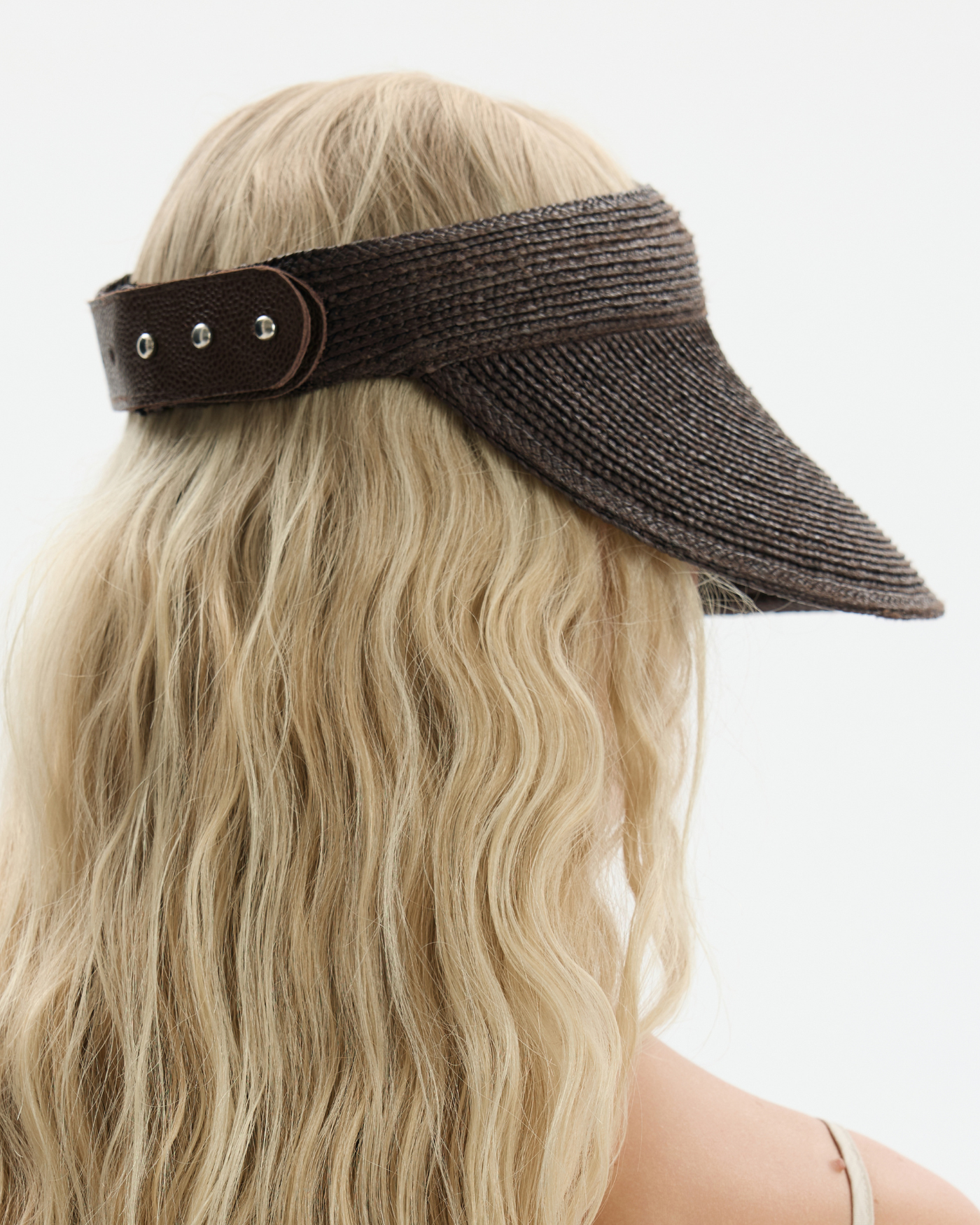 Daszek z naturalnej rafii wykończony skórą caviar w kolorze czekoladowym