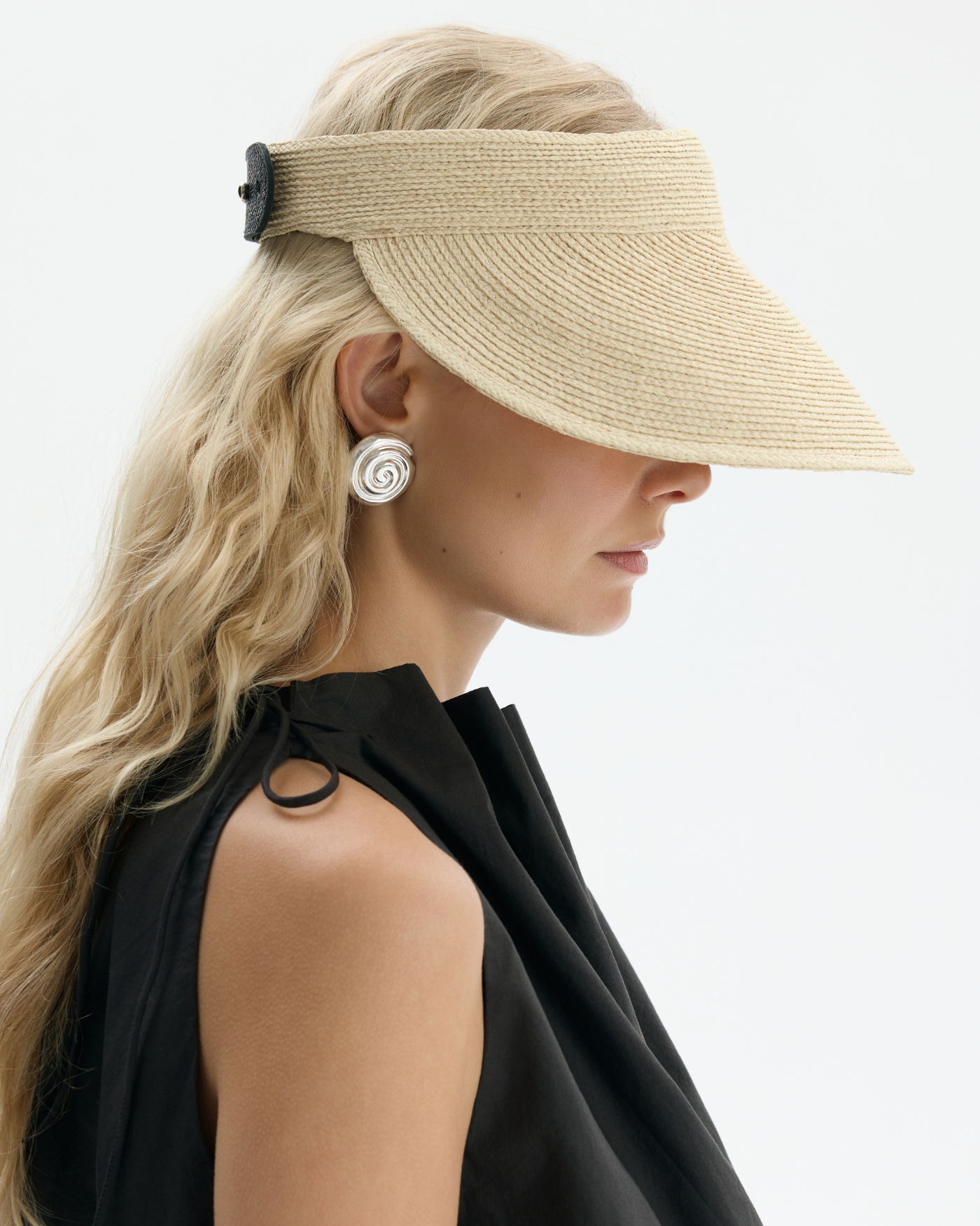 Daszek z naturalnej rafii wykończony skórą caviar w kolorze naturalnym