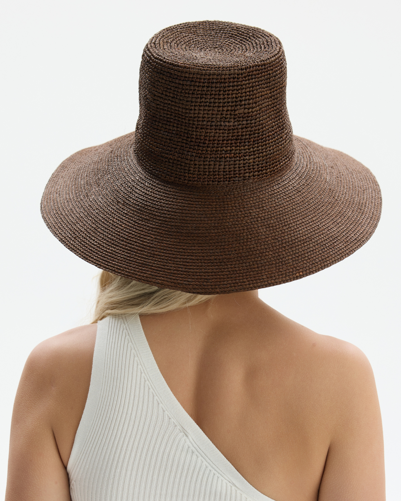 Kapelusz z naturalnej rafii w kolorze karmelowym