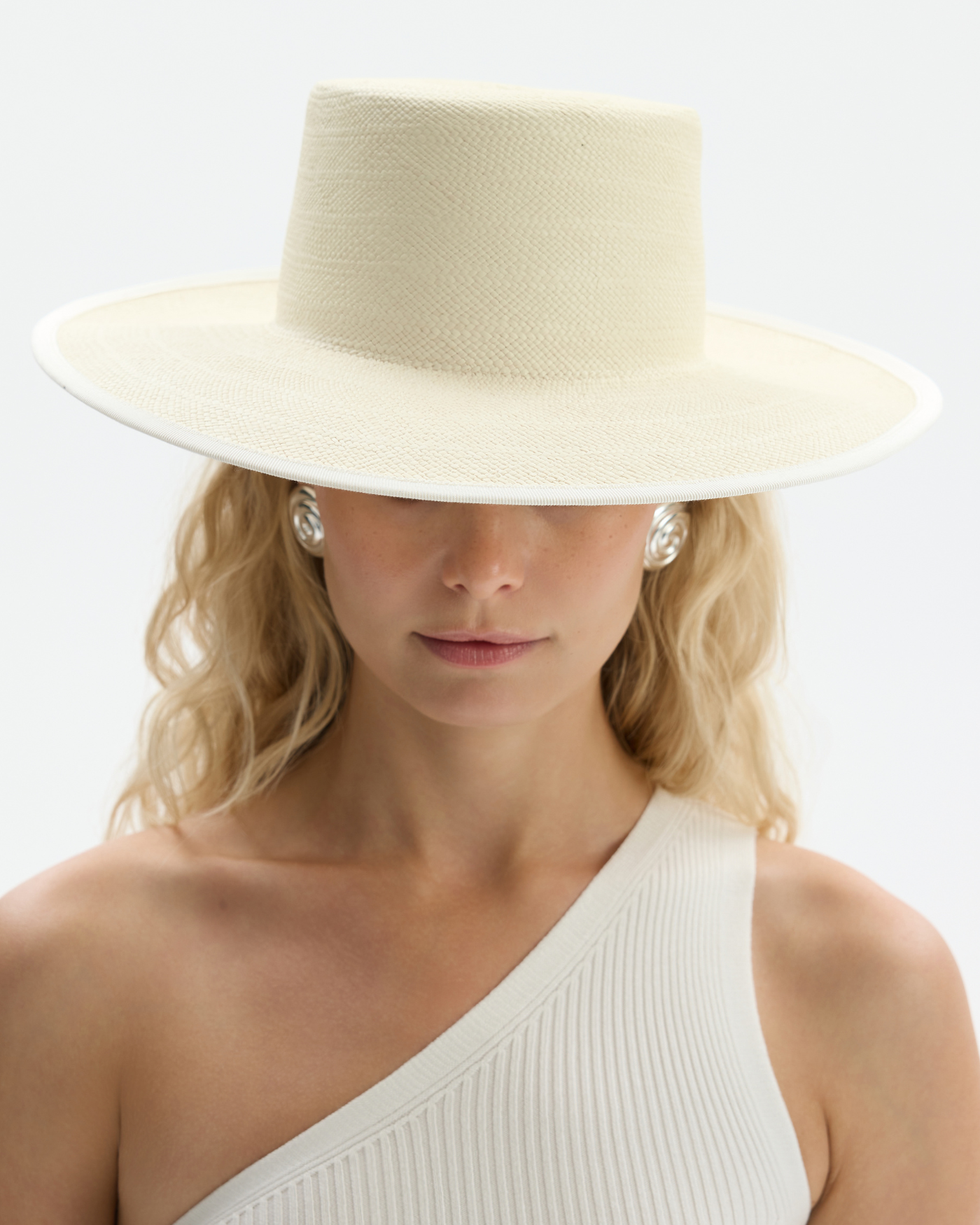 Kapelusz Lauren z naturalnej trawy toquilla w kolorze naturalnym