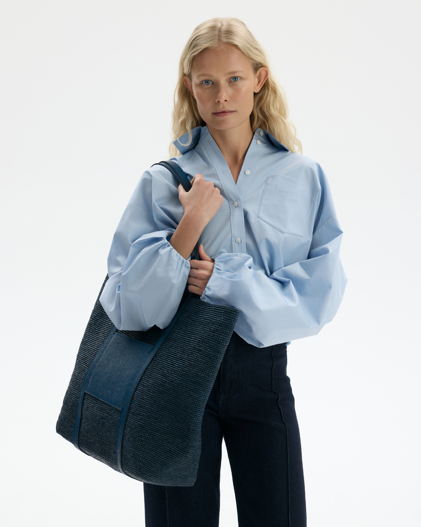 Torba z rafii w kolorze czekoladowym wykończona skórą caviar