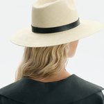 Kapelusz panamski z czarnym paskiem w kolorze naturalnym