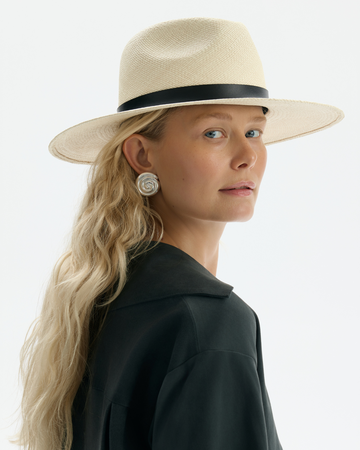 Kapelusz panamski z czarnym paskiem w kolorze naturalnym