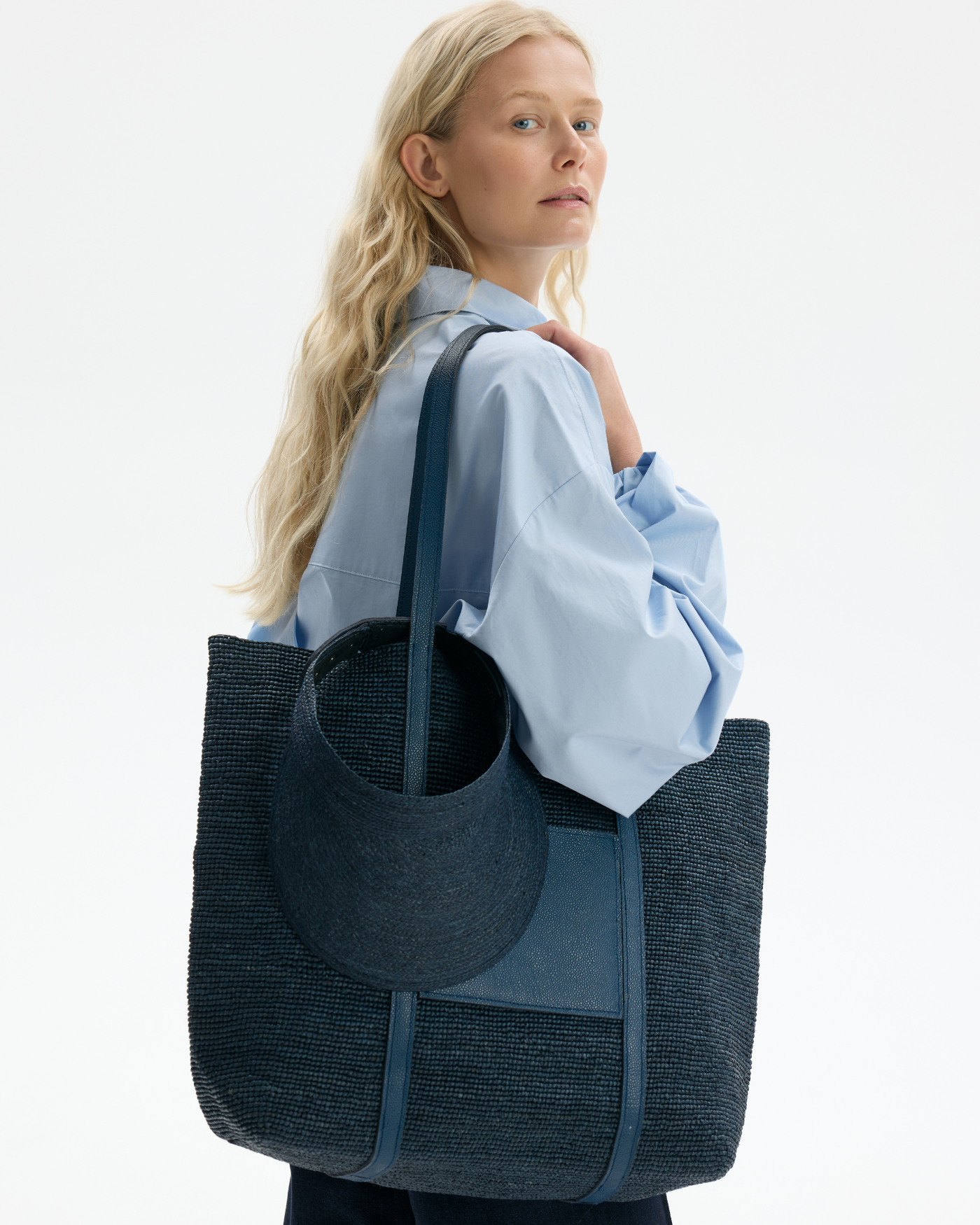 Torba z rafii w kolorze czekoladowym wykończona skórą caviar