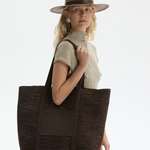 Torba z naturalnej rafii, w kolorze czekoladowym wykończona skórą caviar.