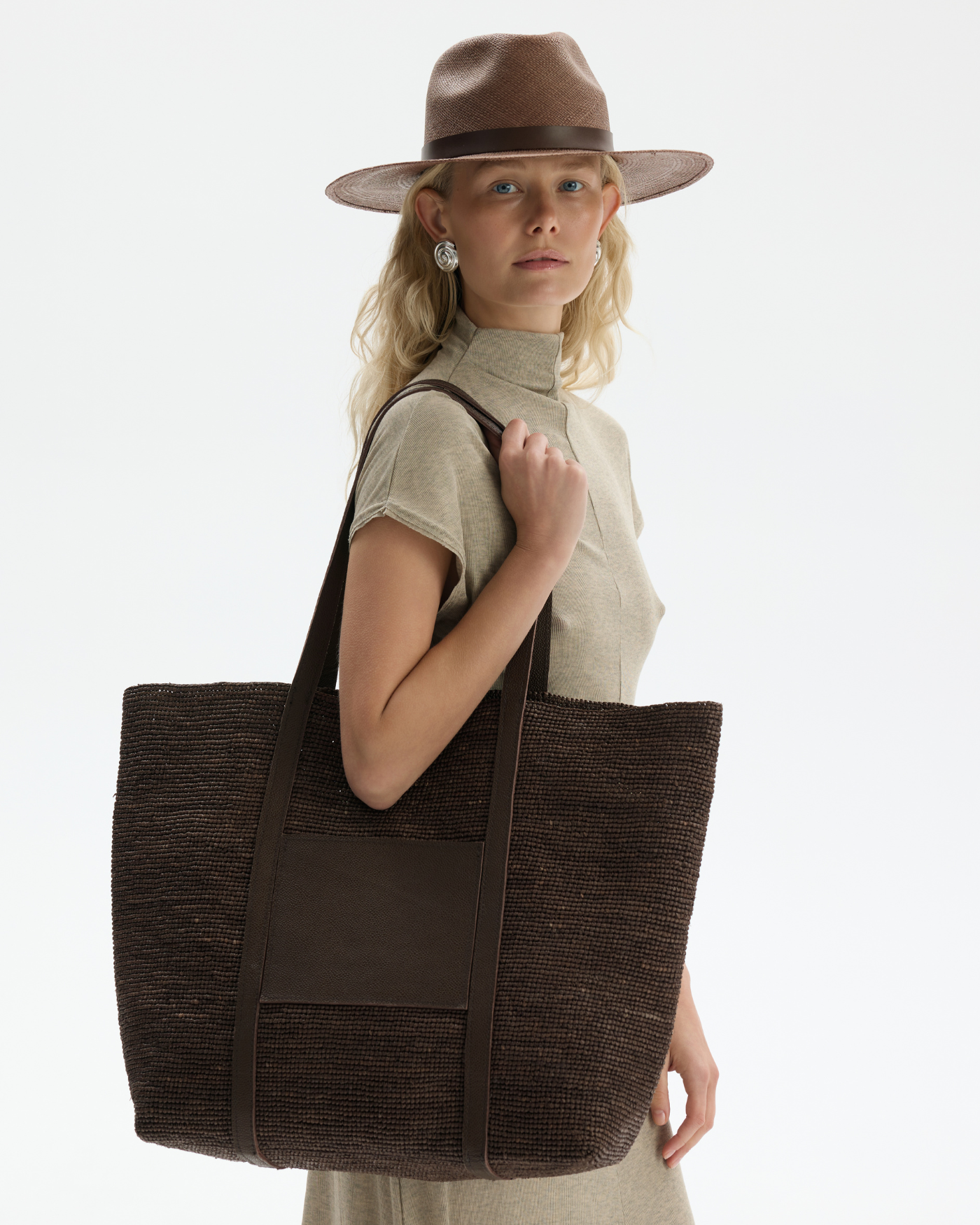 Torba z naturalnej rafii, w kolorze czekoladowym wykończona skórą caviar.