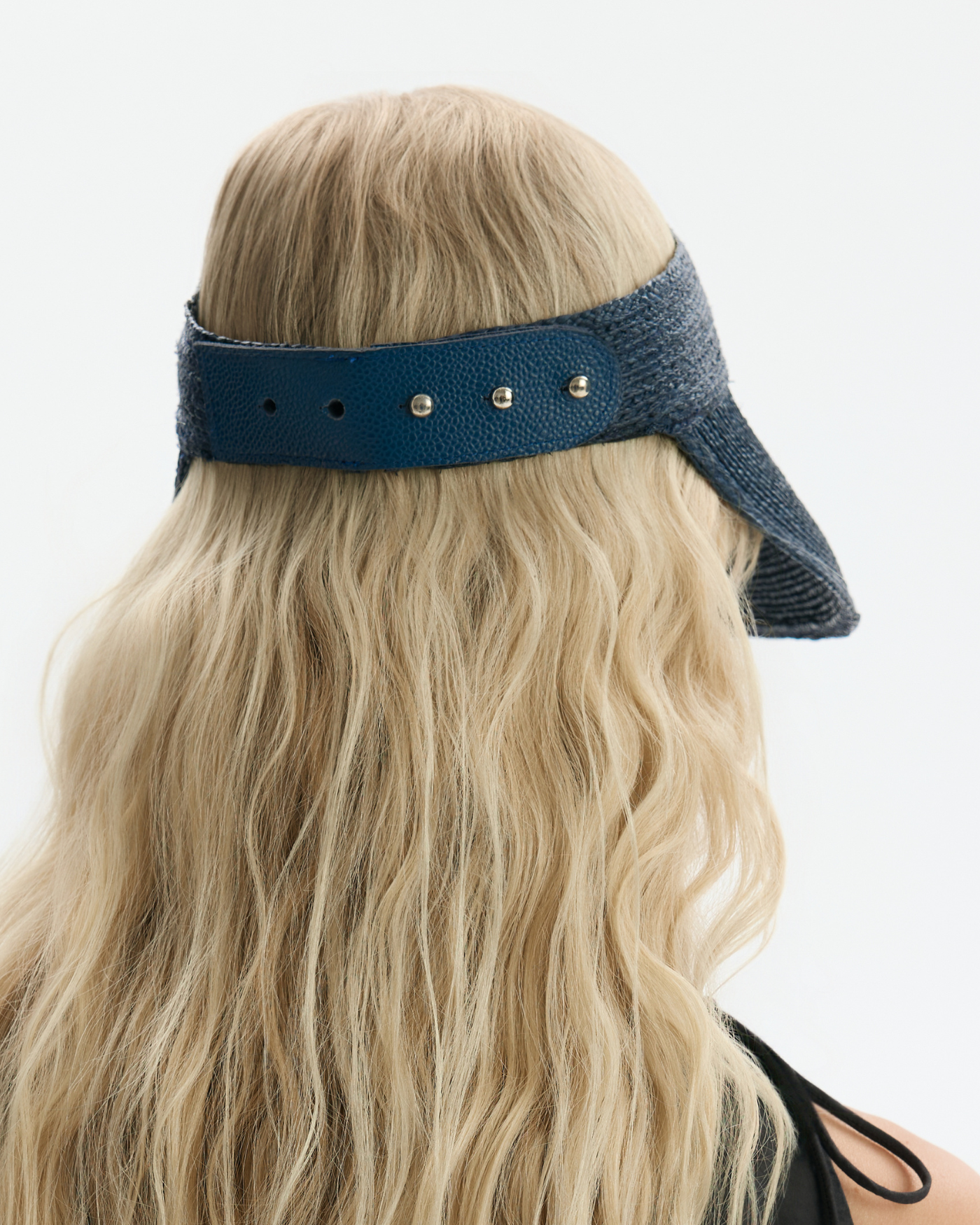 Daszek z naturalnej rafii i skóry caviar w kolorze granatowym