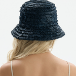 Granatowy bucket z naturalnej rafii z efektem frędzli