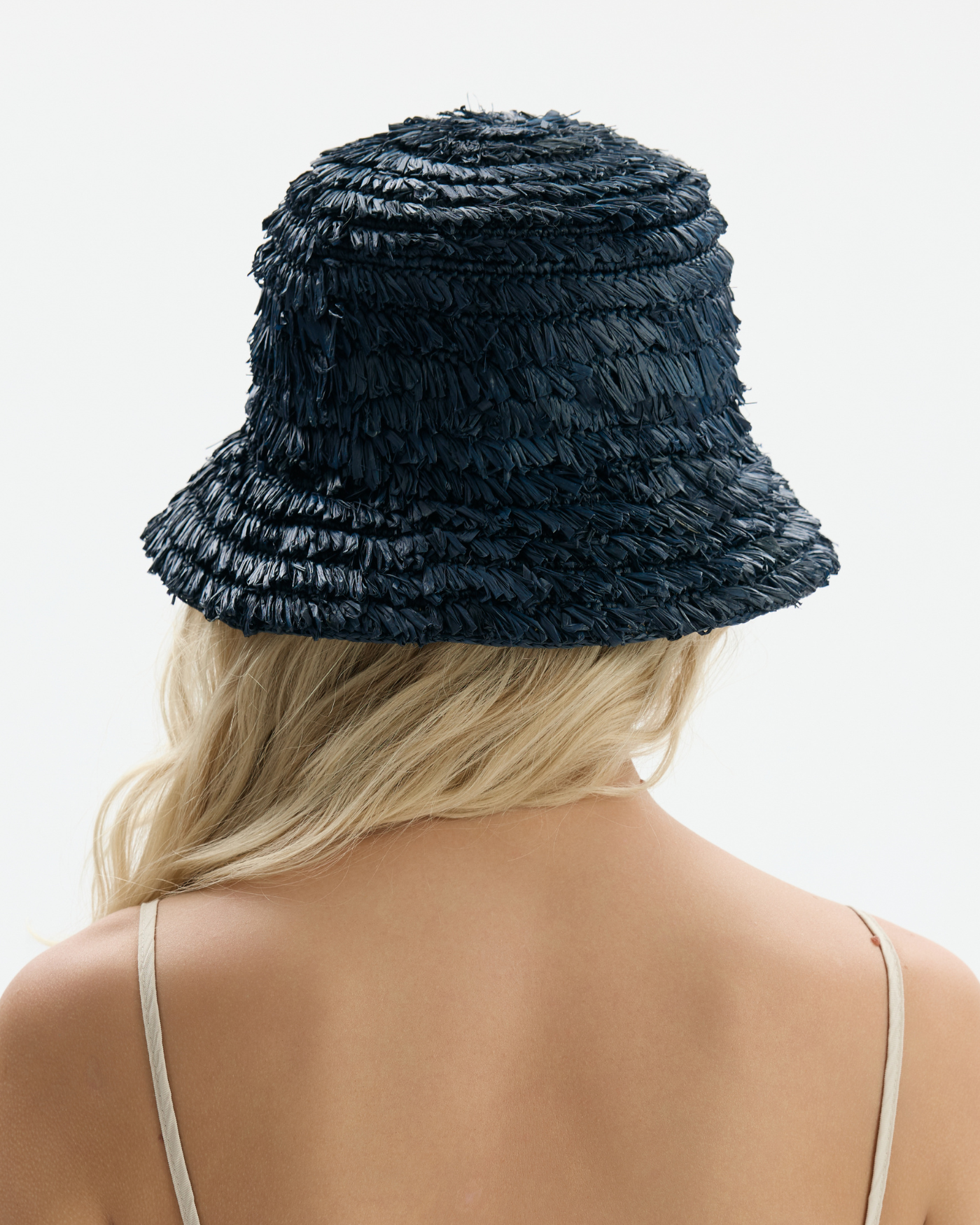 Granatowy bucket z naturalnej rafii z efektem frędzli