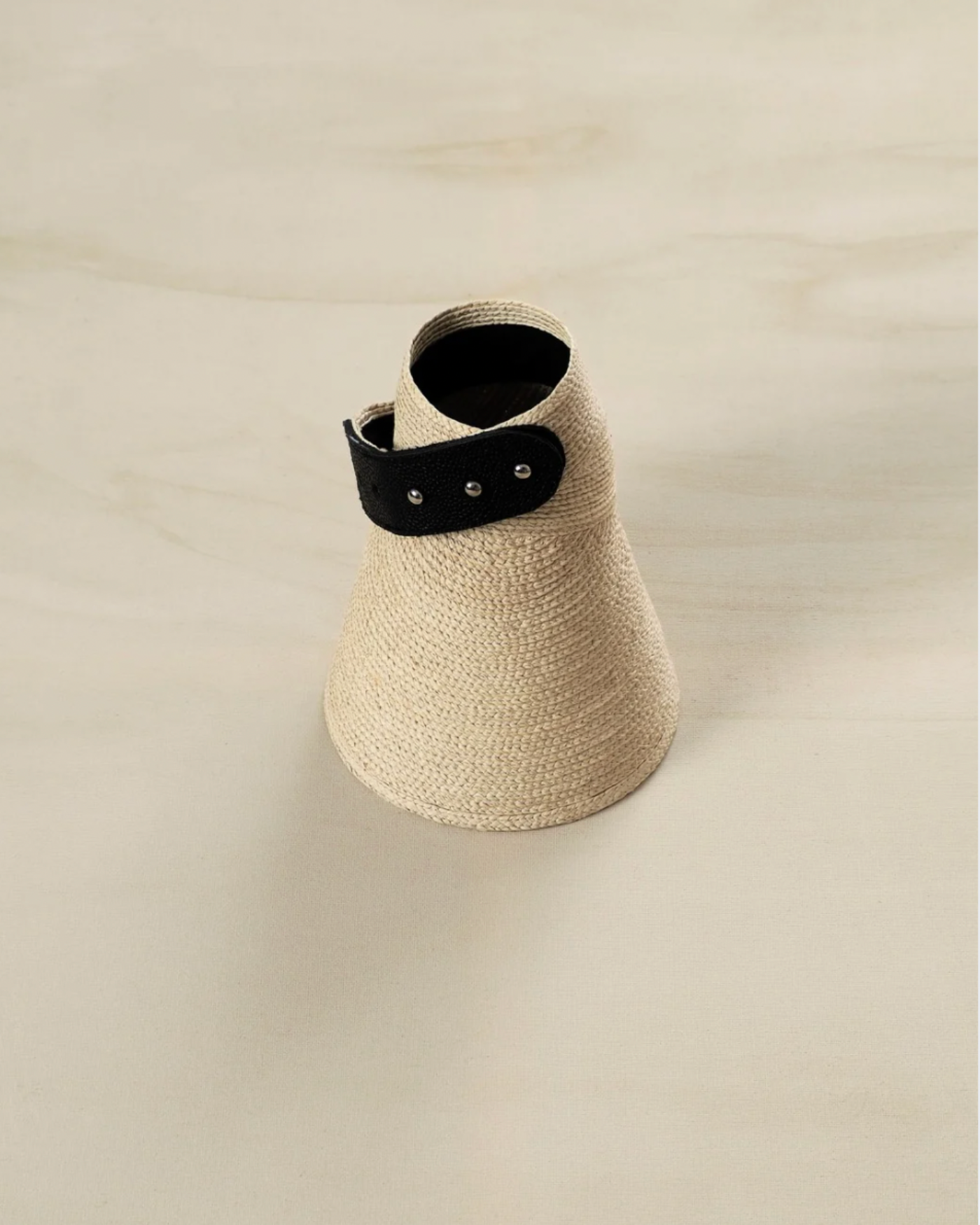 Daszek z naturalnej rafii wykończony skórą